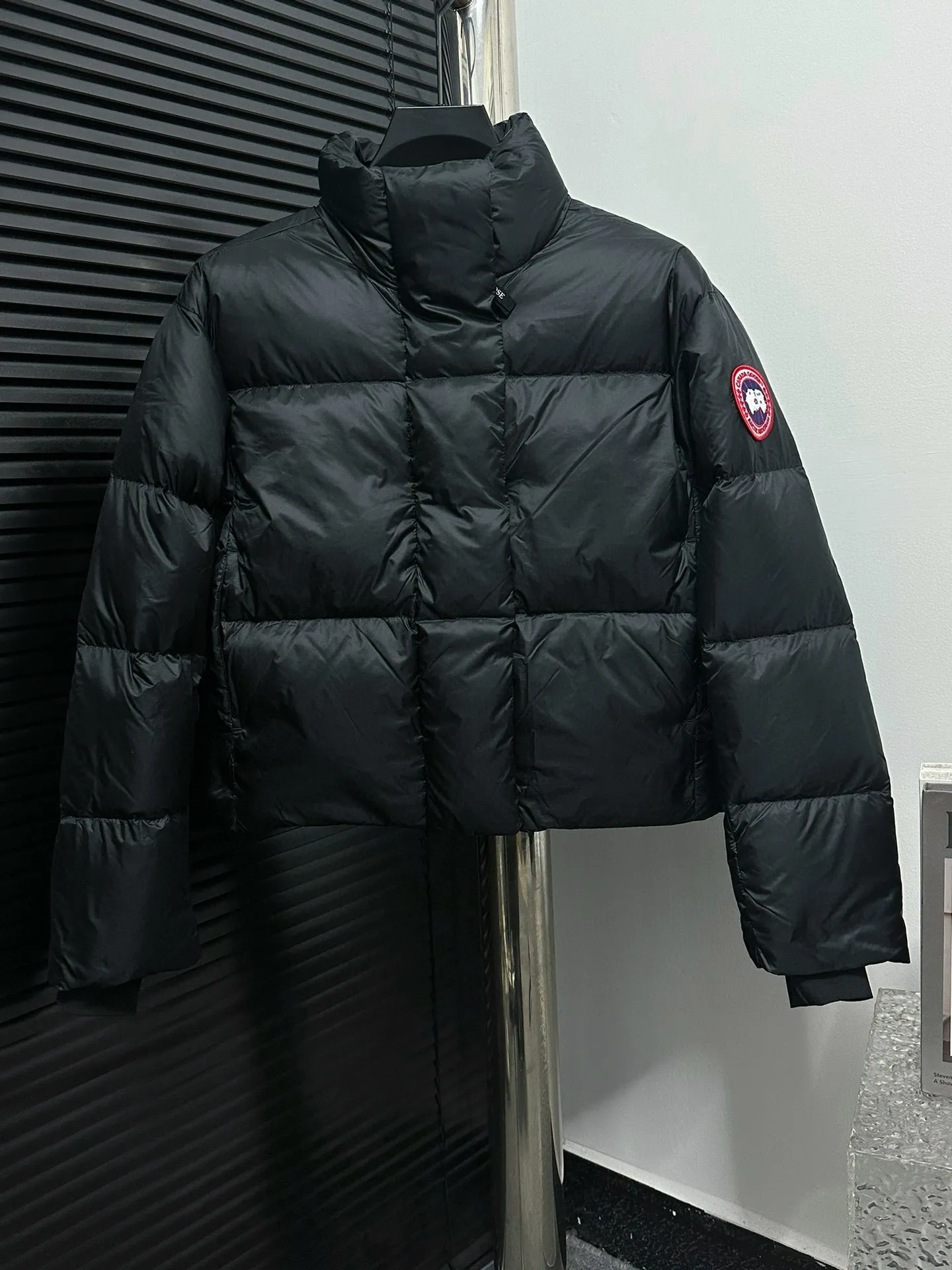 【CANADA GOOSE】Puff Cypress Women's Short Down Jacket 2256W Down collar enhances warmth and better protects against bad weather The short hem has an internal drawstring to adjust the tightness and block cold wind Embedded cuffs improve comfort and lock in heat Dropped shoulders and articulated sleeves allow for a good range of movement Two external pockets: zippered hand pockets Three interior pockets: two mesh drop-in pockets and one zippered pocket! Size: XS S M L XL Color: Black silver birch